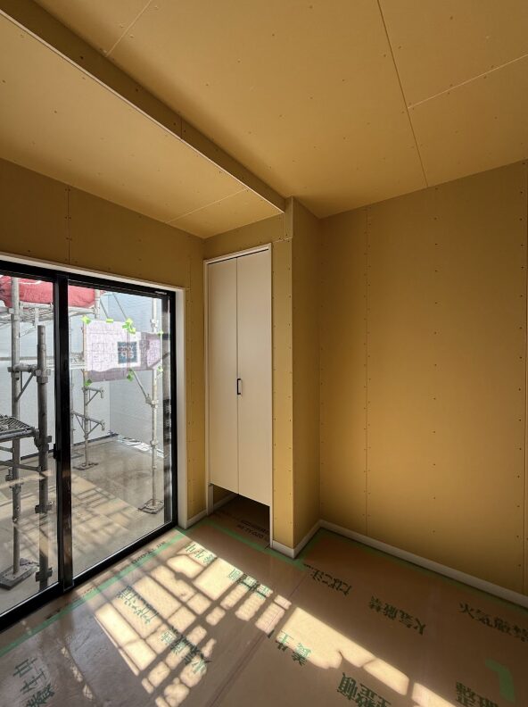 NOZAKIの建売実況：仕上げの第一歩！空間を彩るクロス貼り工程とは？