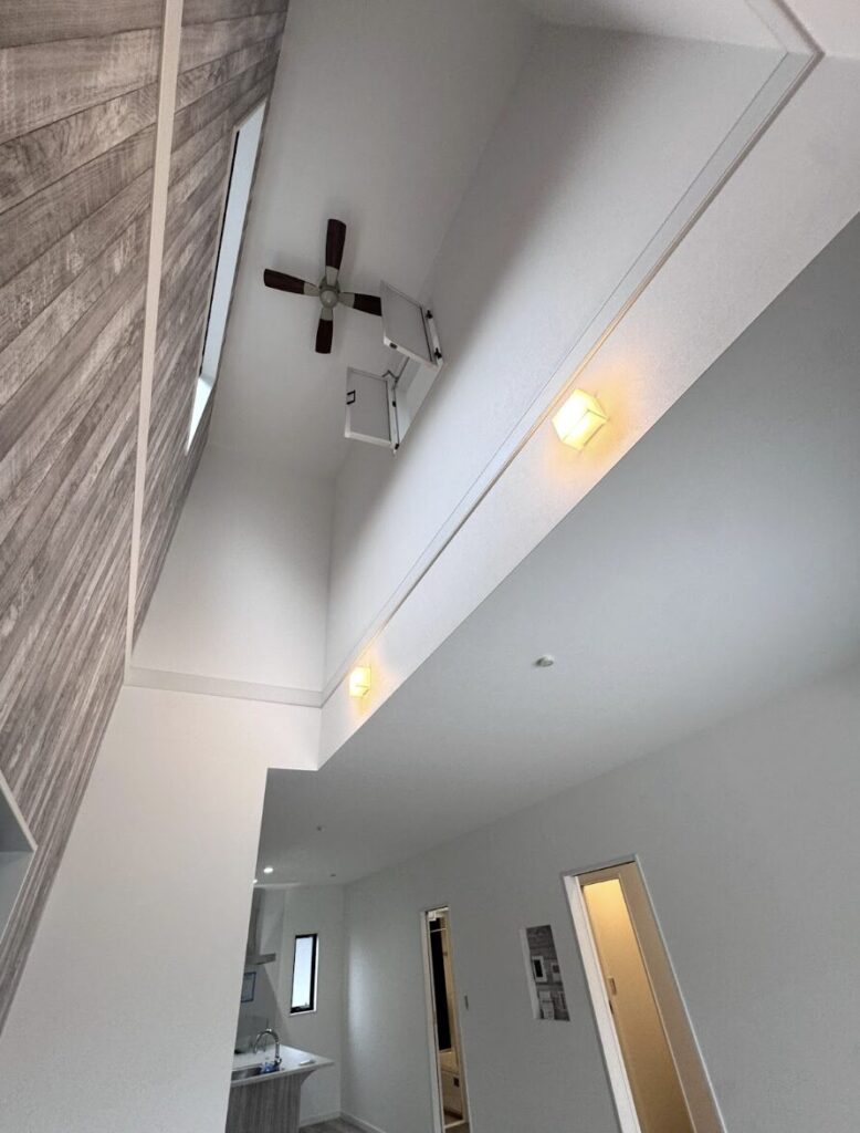 吹き抜けのお手入れ！電球の交換や日常のお掃除は簡単にできる？